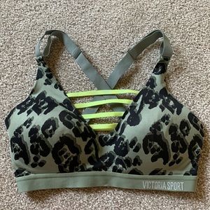 Victoria Sport Lightweight 32D Floral Strappy Sports Bra
